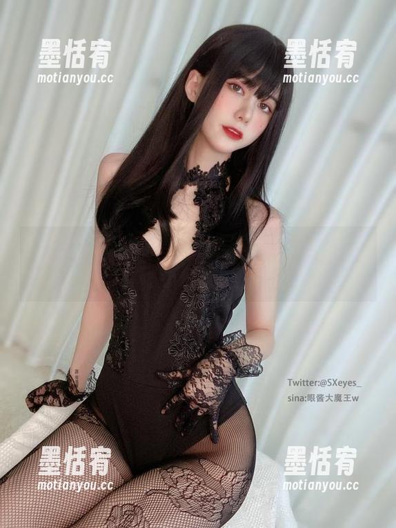 眼酱大魔王w的黑护士写真，图库侧漏的小惊喜！