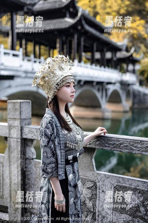 秀人网 - CherryBlessU的礼服套图：谁说穿上晚礼服就不能一边吃零食一边摆Pose呢？！