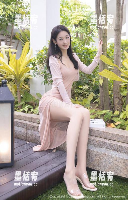 秀人网-UU阿文 秀人网 - 美丽转身,UU阿文选择死库水,私房美图藏不住的俏皮,让人想入非非。