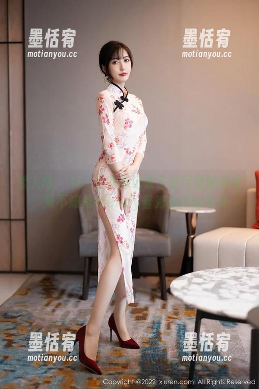 秀人网 - 乍一看以为记录了餐厅里的美食，殊不知是Wendy智秀的肉丝写真