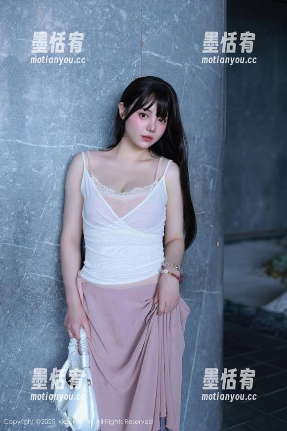 秀人网 - 小夕Kitty的连体衣私拍，不知道谁更紧张——衣服还是我？