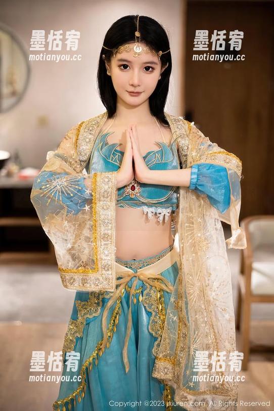 秀人网-鹿小茜 秀人网 - 鹿小茜的海边图片:妆容与海浪难分难解。