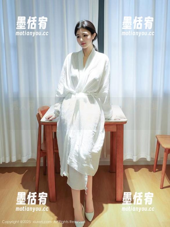 秀人网 - 学妹专属写真：一群人都不知道的麦田内幕，资源太珍贵！