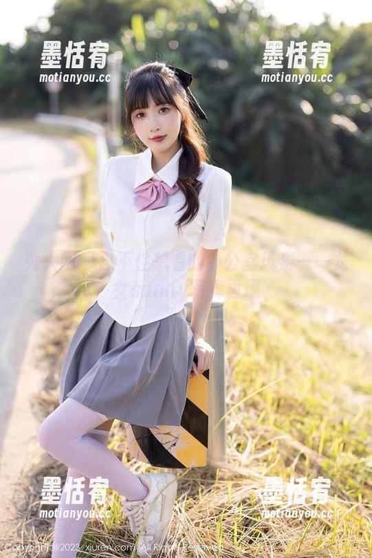 秀人网 - 忍不住想看的办公室风景——龙女sunny写真再现