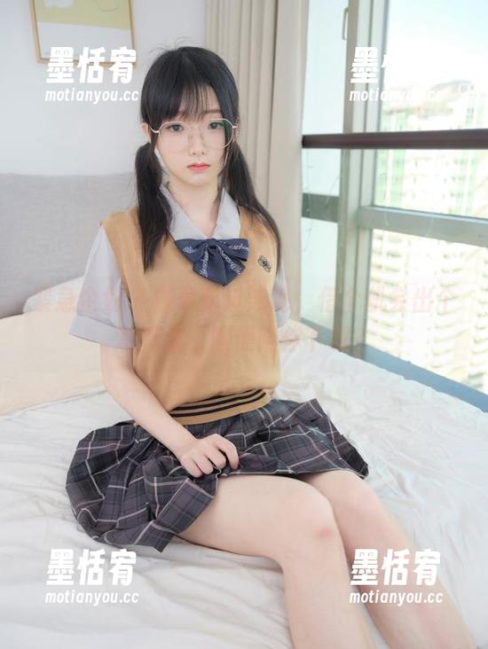 紧急企划-樱可 紧急企划 - 樱可路过泳池,借个机会出个写真集,顺便陪你下载?