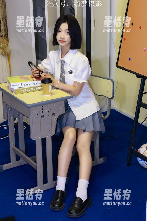 绮梦摄影 - 白韵的睡衣写真，像在说这件睡衣其实也可以很时髦啊，你信吗？