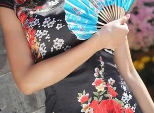 美媛馆 – 裸足姑娘Vetiver嘉宝贝儿，所有的目光都集中在她的脚上，原图很有意思。