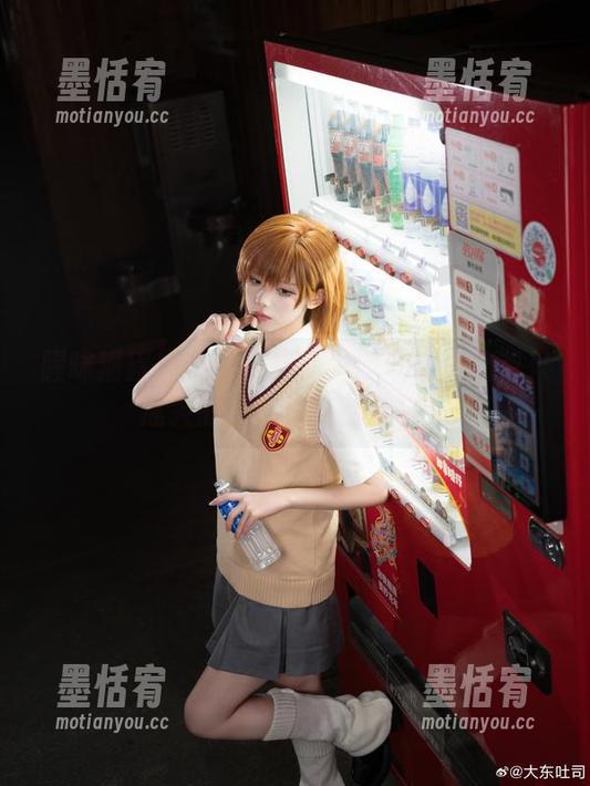 腥味猫罐最新写真集：为何泳池里总有只迷失的猫？你来找找猫！