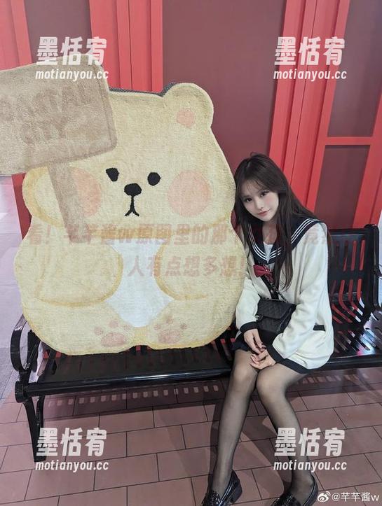 看！芊芊酱w原图里的那个女孩，竟然让人有点想多想！