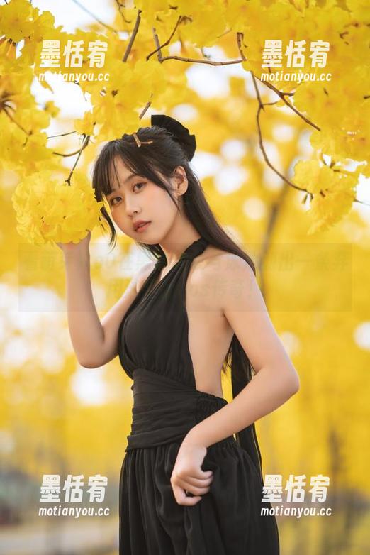 看萌芽儿o0在黑猫泳衣与泳池划出一条弃用泳帽的cos传奇！
