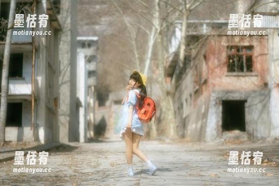 蠢沫沫眼镜美图：高清得像是在挑战我的审美极限，好吧，给她个赞。