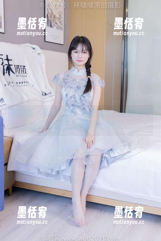 袜啵啵 - 免费图集：小甜豆在户外的好奇心暴露无遗，不知道点啥好。