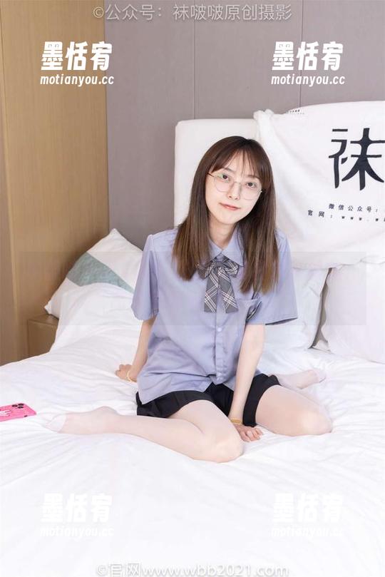 袜啵啵-甜甜圈 袜啵啵 - 下载吧!甜甜圈的白色蕾丝袜,高清里的另类优雅。