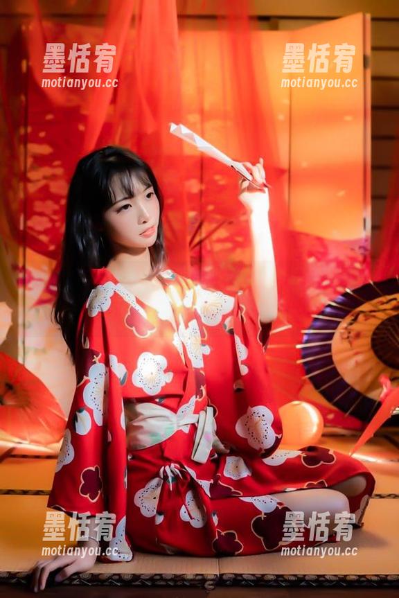下载吧，没外套的西呱呀呀呀在白云森林里随意游荡