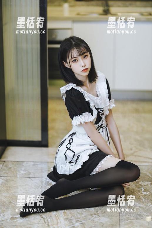 许岚LAN的高清泳装照，下水之前的神态明确告诉我，她买这套泳装绝对是有原因的……