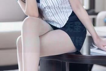 语画界 – 办公室日常：无圣光的玥儿玥，给美图放点小黑砖！