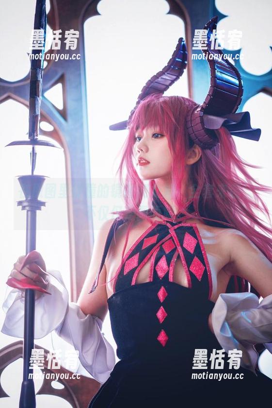 在原图里碰撞的镜酱和龙娘，全套来袭，不仅仅是画面哦。