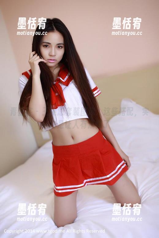 青豆客 - 王婉悠套装图库：这些搭配，实在是让人有点懵了