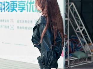 魔镜街拍 – 图库上线：婷婷的白色吊带连衣裙和黑丝美腿，误吸引好多个GIF资源！？我去，这可咋整！