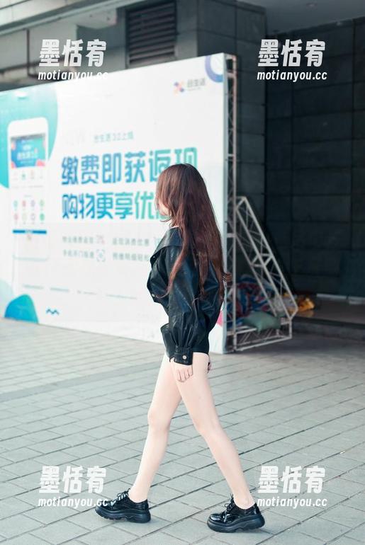 魔镜街拍-婷婷 魔镜街拍 - 图库上线:婷婷的白色吊带连衣裙和黑丝美腿,误吸引好多个GIF资源!?我去,这可咋整!