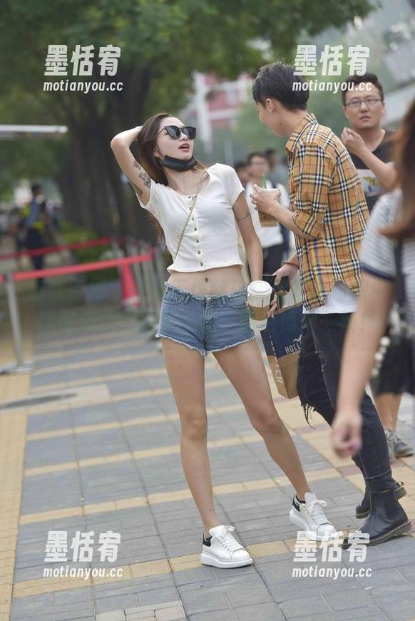魔镜街拍 - 日常工作特辑：婷婷在粉裙中无圣光下的销售闲聊，图包值得一锁！