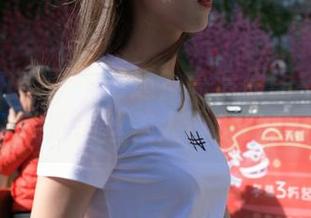 魔镜街拍 – 雪中艳遇?高清原图中的婷婷简单地就把肉丝美人再定义了一遍。