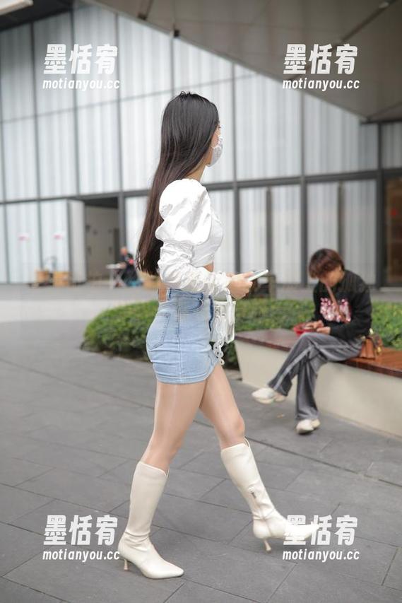 魔镜街拍 - 玲玲最新街拍：车展上的孤独美学，谁来欣赏呀？