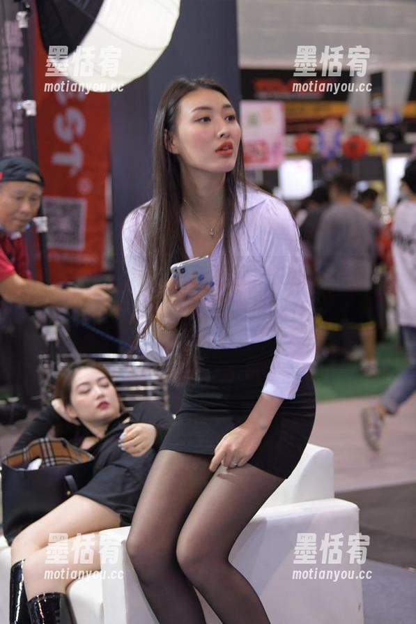 魔镜街拍 - 精选粉色图包，艾小青把这一切变得十分粉嫩，不知道是我在红尘中迷失了！