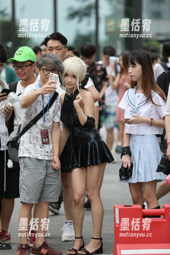 魔镜街拍 魔镜街拍新鲜出炉:这个肉丝高跟的小姐姐无法忽视,更新的美图要秒赞!